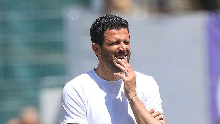 FLORENCE, ITALY - APRIL 26: Fabio Grosso manager of US Sassuolo looks on during the Serie A match between ACF Fiorentina and US Sassuolo Calcio at Artemio Franchi on April 26, 2026 in Florence, Italy. (Photo by Gabriele Maltinti/Getty Images) HERE WE GO – Grosso lascia il Sassuolo ma resta in Serie A: c’è l’accordo, i dettagli - immagine 1
