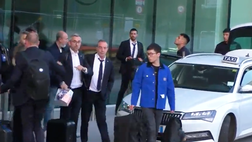 VIDEO / Un gruppo di tifosi ad aspettare l’Inter: la delusione sui volti di Onana & Co.