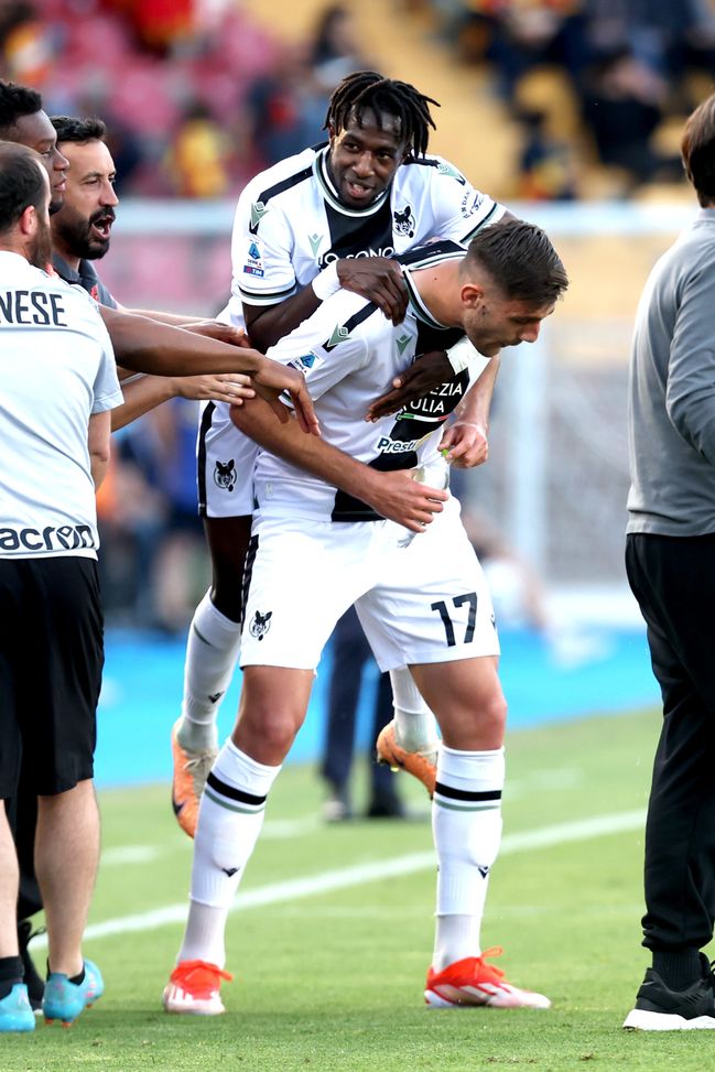 LECCE, ITALIA - 13 MAGGIO: Lorenzo Lucca dell'Udinese festeggia con il compagno dopo aver segnato il primo gol della sua squadra durante la partita di Serie A TIM tra US Lecce e Udinese Calcio allo Stadio Via del Mare il 13 maggio 2024 a Lecce, Italia. (Foto di Maurizio Laganà/Getty Images) Empoli, D’Aversa: “Volontà e determinazione per fare risultato contro una squadra forte”- immagine 2