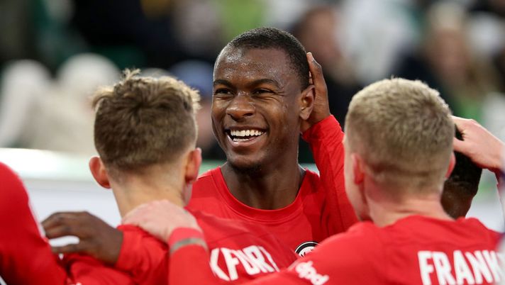 WOLFSBURG, GERMANY - MARCH 05: Evan Ndicka of Eintracht Frankfurt celebrates with teammates after scoring the team's second goal during the Bundesliga match between VfL Wolfsburg and Eintracht Frankfurt at Volkswagen Arena on March 05, 2023 in Wolfsburg, Germany. (Photo by Cathrin Mueller/Getty Images) Mercato, la Roma ha offerto a N’Dicka 4 milioni più bonus a stagione - immagine 1