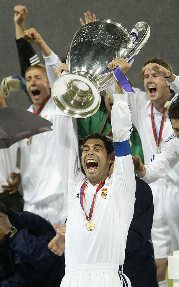 Glasgow, Scozia - 15 maggio 2002: Hierro alza il trofeo della Champions League vinta contro il Bayer Leverkusen. (Foto di Phil Cole/Getty Images) Inter, dal possibile Triplete a ‘zero tituli’: l’analogia col Bayer Leverkusen- immagine 4