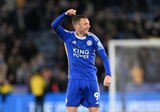 LEICESTER, ENGLAND - APRIL 23: Jamie Vardy of Leicester City celebrates victory in the Sky Bet Championship match between Leicester City and Southampton FC at The King Power Stadium on April 23, 2024 in Leicester, England. (Photo by Michael Regan/Getty Images) Leicester, è subito promozione: Maresca riporta the Foxes in Premier League- immagine 2