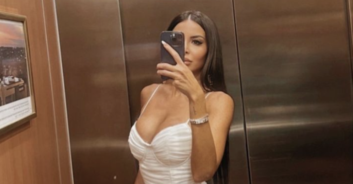 Marialuisa Jacobelli più sexy che mai: scollatura mozzafiato nel selfie social