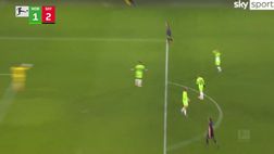 VIDEO / Bundesliga, il rinvio da ridere del portiere del Wolfsburg