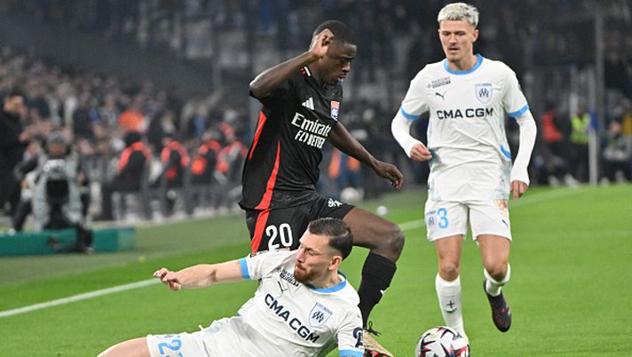 Il centrocampista danese di Marsiglia n. 23 Pierre-Emile Hojbjerg combatte per la palla con il difensore francese di Lione n. 20 Sael Kumbedi accanto al difensore francese di Marsiglia n. 03 Quentin Merlin durante la partita di calcio francese L1 tra Olympique de Marsiglia (OM) e Olympique Lyonnais (OL) allo Stade Velodrome di Marsiglia, il 2 febbraio 2025 Rennes-Marsiglia: la previsione di ChatGPT per la prima di campionato - immagine 1