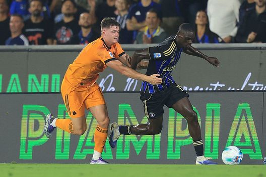 Pisa, Italia - 30 agosto 2025: Evan Ferguson in azione contro Idrissa Touré durante la partita di Serie A tra Pisa e Roma all'Arena Garibaldi. (Foto di Gabriele Maltinti/Getty Images) Roma-Pisa, statistiche e precedenti tra le due squadre della Serie A- immagine 3