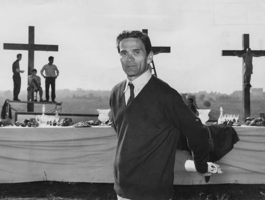 Il regista italiano Pier Paolo Pasolini davanti a una scena biblica durante le riprese di 'Il Vangelo come Matteo', circa 1962. Stampata dopo l'assassinio di Pasolini nel novembre 1975. (Foto di Keystone/Hulton Archive/Getty Images) Derby della Capitale, una questione culturale. Simboli, identità, ironia e rivalità tra Lazio e Roma- immagine 5