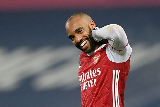 Alexandre Lacazette con la maglia dell'Arsenal vestita dal 2017 al 2022. (Photo by Michael Regan/Getty Images) Nuova avventura per Lacazette: l’attaccante riparte dall’Arabia e firma con il Neom- immagine 4