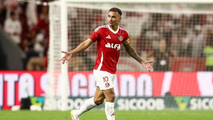 PORTO ALEGRE, BRAZIL - SEPTEMBER 21: Alan Patrick of Internacional celebrates after scoring the second goal of his team during the match between Internacional and Gremio as part of Brasileirao 2025 at Beira-Rio Stadium on September 21, 2025 in Porto Alegre, Brazil. (Photo by Pedro H. Tesch/Getty Images) Internacional-Santos: dove vedere la gara in Diretta Tv e in Streaming - immagine 1