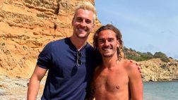 Un incontro inaspettato: Milik e Griezmann immortalati insieme ad Ibiza
