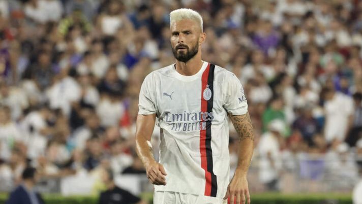 PASADENA, CALIFORNIA - JULY 23: Olivier Giroud looks on during the pre-season friendly match between Real Madrid and AC Milan at Rose Bowl Stadium on July 23, 2023 in Pasadena, California. (Photo by Giuseppe Cottini/AC Milan via Getty Images) Milan, anche per Giroud sono arrivate sirene arabe. L’agente: “Abbiamo detto no” - immagine 1