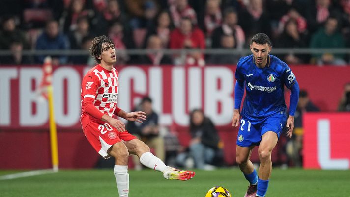 GIRONA, SPAIN - FEBRUARY 14: Bryan Gil of Girona FC passes the ball whilst under pressure from Juan Iglesias of Getafe CF during the LaLiga match between Girona FC and Getafe CF at Montilivi Stadium on February 14, 2025 in Girona, Spain. (Photo by Alex Caparros/Getty Images) Girona-Levante: dove vedere la partita in diretta TV ed in streaming LIVE - immagine 1