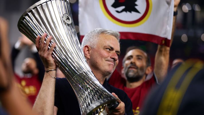 Tournée in Giappone: a ‘Casa Roma’ c’è anche la coppa della Conference League - immagine 1