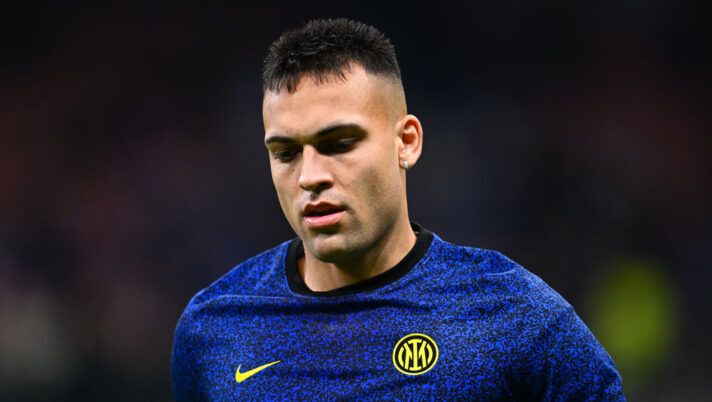 MILAN, ITALY - APRIL 01: Lautaro Martinez of FC Internazionale warms up ahead before the Serie A TIM match between FC Internazionale and Empoli FC at Stadio Giuseppe Meazza on April 01, 2024 in Milan, Italy. (Photo by Mattia Ozbot - Inter/Inter via Getty Images) (Photo by Mattia Ozbot - Inter/Inter via Getty Images) Gazzetta: “Lautaro, dopo lo Scudetto arriverà il rinnovo: cifre e dettagli” - immagine 1