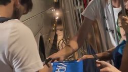 Kvaramania anche in… Montenegro! Khvicha firma le magliette del Napoli