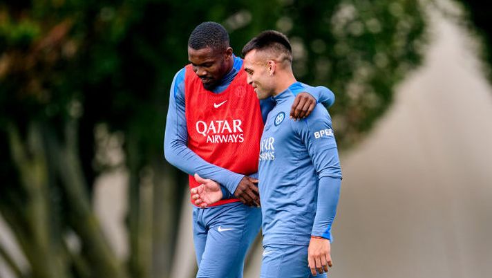 COMO, ITALY - SEPTEMBER 13: Marcus Thuram of FC Internazionale embraces his teammate Lautaro Martinez of FC Internazionale during the FC Internazionale training session at the club's training ground BPER Training Centre at Appiano Gentile on September 13, 2024 in Como, Italy. (Photo by Mattia Ozbot - Inter/Inter via Getty Images) Inter, rientrati ad Appiano Thuram, Lautaro e Dumfries: le ultime dopo l’allenamento - immagine 1