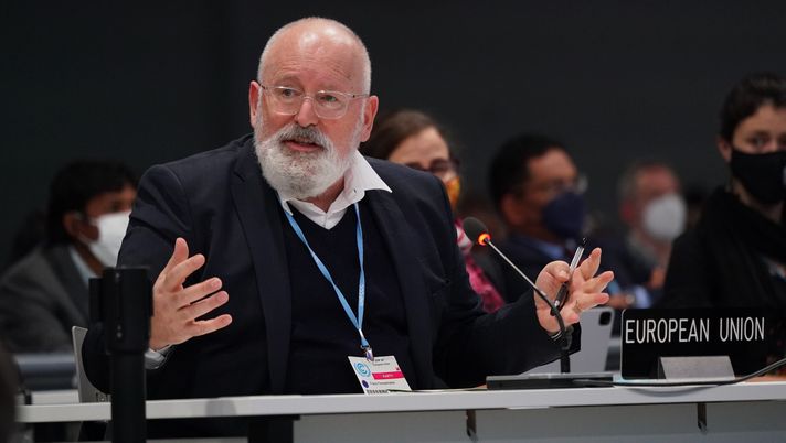 GLASGOW, SCOTLAND - NOVEMBER 12: Frans Timmermans, a member from the European Union intervenes during the stock-taking Plenary on day thirteen of the COP26 at SECC on November 12, 2021 in Glasgow, Scotland. Climate negotiations should be reaching the endpoint on day thirteen of the 2021 COP26 climate summit in Glasgow. This is the 26th 'Conference of the Parties' and represents a gathering of all the countries signed on to the U.N. Framework Convention on Climate Change and the Paris Climate Agreement. The aim of this year's conference is to commit countries to net-zero carbon emissions by 2050. (Photo by Ian Forsyth/Getty Images) Timmermans canta l’inno della Roma in tv e tutto lo studio lo segue. Il video è virale - immagine 1