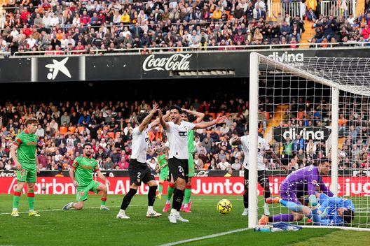 VALENCIA, SPAGNA – 1 MARZO: Stole Dimitrievski del Valencia CF è messo sotto pressione da Sergio Herrera del CA Osasuna mentre difende un calcio d’angolo durante la partita di LaLiga EA Sports tra Valencia CF e CA Osasuna all’Estadi de Mestalla il 1° marzo 2026 a Valencia, Spagna. (Foto di Alex Caparros/Getty Images) Dal Telegraph: “Il calcio è rovinato, questo è il nostro piano per sistemarlo”- immagine 3