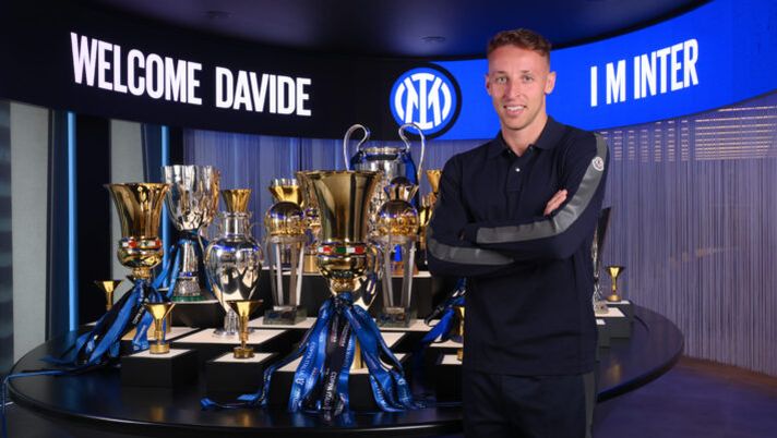 MILAN, ITALY - JULY 06: FC Internazionale Unveil New Signing Davide Frattesi at FC Internazionale Headquarters on July 06, 2023 in Milan, Italy. (Photo by Mattia Pistoia - Inter/Inter via Getty Images) Frattesi: “Barella il centrocampista più forte in Italia, cosa ho capito parlando con Inzaghi” - immagine 1