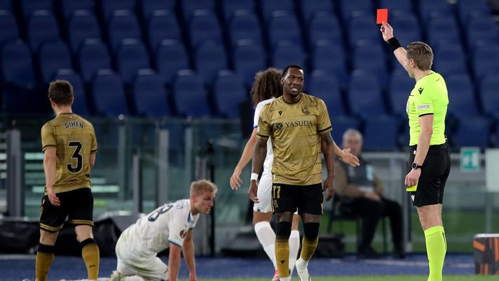 ROME, ITALY - JANUARY 23: Aihen Munoz of Real Sociedad is shown a red card by Referee Lawrence Visser during the UEFA Europa League 2024/25 League Phase MD7 match between S.S. Lazio and Real Sociedad de Futbol at Stadio Olimpico on January 23, 2025 in Rome, Italy. (Photo by Paolo Bruno/Getty Images) Lazio-Real Sociedad, Visser: arbitraggio poco europeo ma decisioni coerenti - immagine 1
