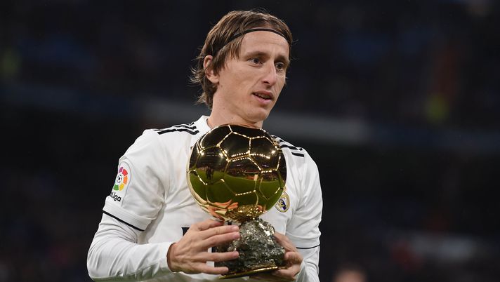 MADRID, SPAIN - DECEMBER 15: Luka Modric of Real Madrid presents his Balon d'Or Trophy to the crown prior to the La Liga match between Real Madrid CF and Rayo Vallecano de Madrid at Estadio Santiago Bernabeu on December 15, 2018 in Madrid, Spain. (Photo by Denis Doyle/Getty Images) Modric, il giorno della gloria: sette anni fa il centrocampista vinceva il pallone d’oro - immagine 1