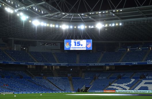 SAN SEBASTIAN, SPAGNA - 22 DICEMBRE: Una vista generale all'interno dello stadio prima della partita della Liga Santander tra Real Sociedad e Atletico de Madrid all'Estadio Anoeta, il 22 dicembre 2020 a San Sebastian, Spagna. Gli stadi sportivi in tutta la Spagna rimangono soggetti a severe restrizioni a causa della pandemia di Coronavirus, poiché le leggi governative sul distanziamento sociale vietano ai tifosi di entrare negli impianti, con il risultato che le partite si giocano a porte chiuse. (Foto di Juan Manuel Serrano Arce/Getty Images) Real Sociedad-Osasuna, il derby basco. Stadi a confronto: atmosfera e tifoseria- immagine 2