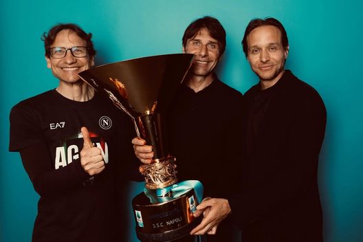 FOTO Conte, scatto con la coppa dello scudetto in compagnia dei due fratelli- immagine 2