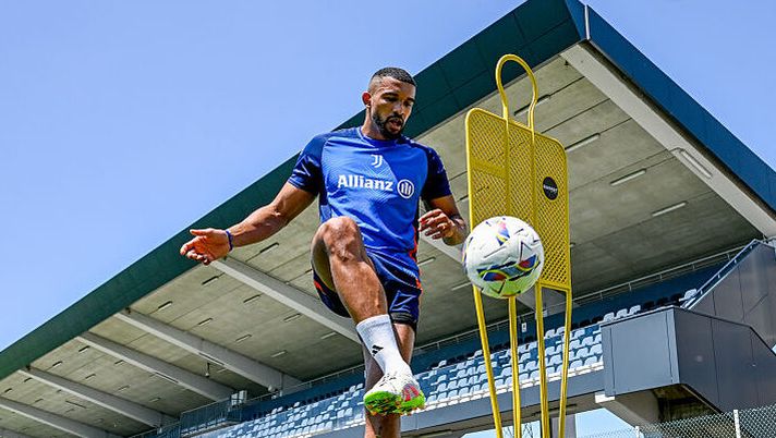 TURIN, ITALY - MAY 15: Gleison Bremer of Juventus during a training session at JTC on May 15, 2025 in Turin, Italy. (Photo by Daniele Badolato - Juventus FC/Juventus FC via Getty Images) Juve, Bremer oggi ha lavorato sul campo con la palla: le ultime sul suo recupero - immagine 1