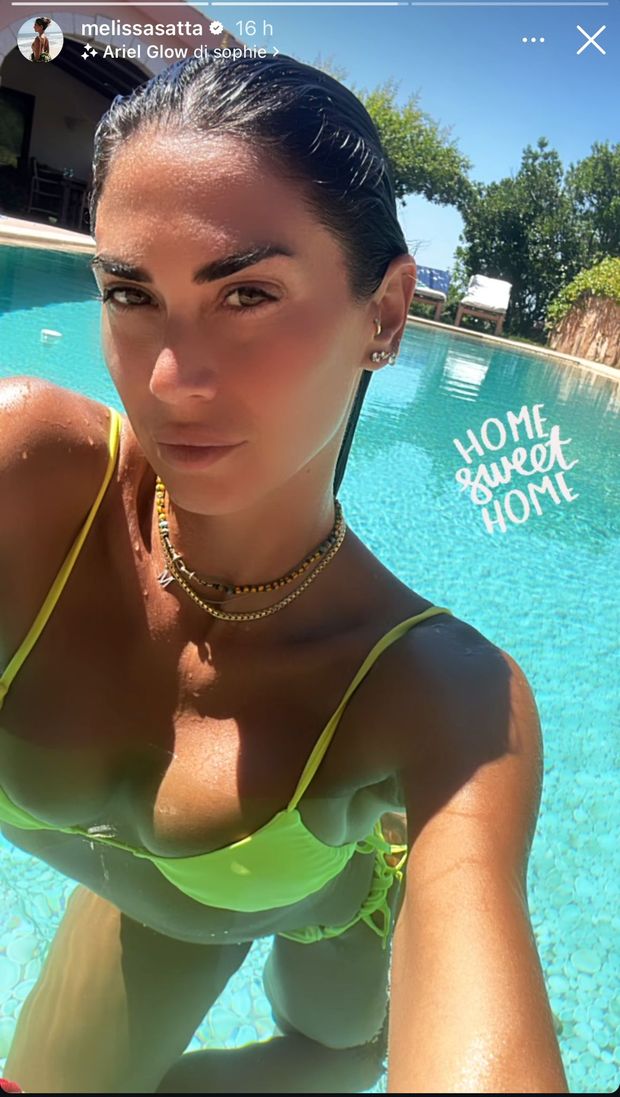 Melissa Satta, curve super sensuali. Décolleté pazzesco e scatto da paura in bikini- immagine 2