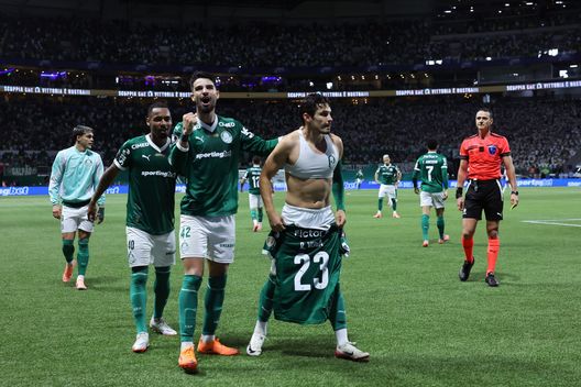 SAO PAULO, BRASILE - 30 OTTOBRE: Raphael Veiga di Palmeiras festeggia dopo aver segnato il quarto gol della squadra tramite penalità con i compagni di squadra durante la semifinale di seconda tappa della Copa CONMEBOL Libertadores 2025 tra Palmeiras e LDU Quito all'Allianz Parque il 30 ottobre 2025 a San Paolo, Brasile. (Foto di Alexandre Schneider/Getty Images) Copa Libertadores, Palmeiras-Flamengo per il successo: le probabili formazioni- immagine 2
