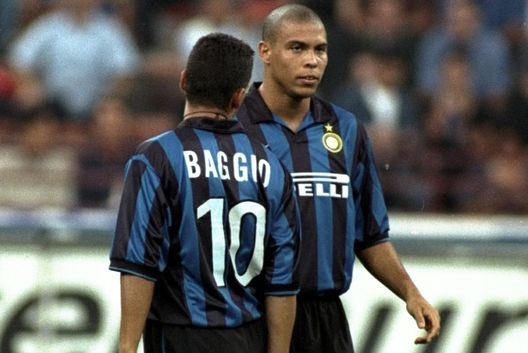 Roberto Baggio e Ronaldo Il Fenomeno ai tempi dell’Inter Mandatory Credit: Allsport UK /Allsport Real Madrid, Mbappé-Vincius-Rodrygo: un nuovo caso di “tridente perdente”- immagine 3