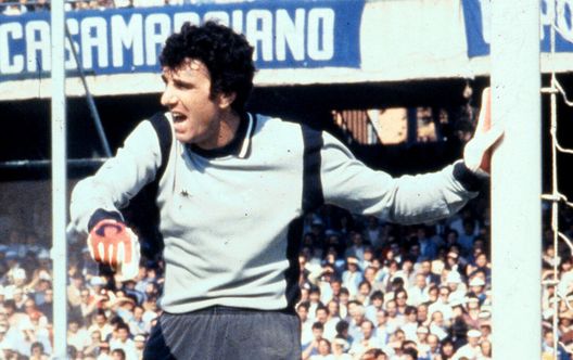 Dino Zoff a difesa dei pali della porta della Juventus nell'allora Stadio San Paolo di Napoli (stagione 1980/81)