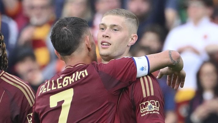 ROME, ITALY - MAY 04: Lorenzo Pellegrini of AS Roma and Artem Dovbyk of AS Roma celebrate during the Serie A match between AS Roma and Fiorentina at Stadio Olimpico on May 04, 2025 in Rome, Italy. (Photo by Luciano Rossi/AS Roma via Getty Images) Live dai campi, tutte le formazioni: Conceicao, Dovbyk, Gutierrez, Diao, Ngonge, M. Thuram e out Serdar- immagine 1