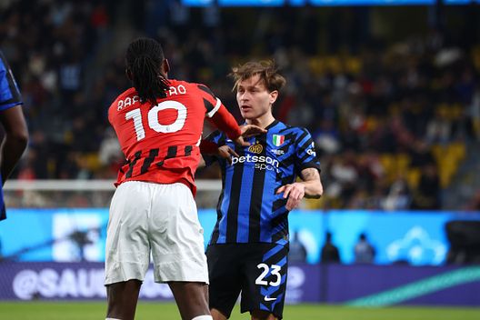 RIYADH, SAUDI ARABIA - JANUARY 06: Rafael Leao of AC Milan arguing with Nicolò Barella of FC Internazionale during the Italian Super Cup Final match between FC Internazionale and AC Milan at the Al Awwal Park Stadium on January 06, 2025 in Riyadh, Saudi Arabia. (Photo by Giuseppe Cottini/AC Milan via Getty Images) Situazioni simili, decisioni difformi: così gli arbitri hanno perso credibilità- immagine 3