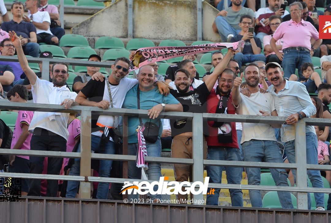 FOTOTIFO Palermo-Lecco, gli scatti ai tifosi al “Renzo Barbera” (GALLERY) - immagine 114