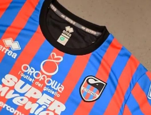 Catania, ecco la prima maglia: “Strisce strette per fondersi in un unico insieme”- immagine 3