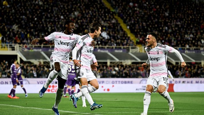 FLORENCE, ITALY - NOVEMBER 5: Fabio Miretti of Juventus celebrates 0-1 goal with Moise Kean and Filip Kostic during the Serie A TIM match between ACF Fiorentina and Juventus at Stadio Artemio Franchi on November 5, 2023 in Florence, Italy. (Photo by Daniele Badolato - Juventus FC/Juventus FC via Getty Images) Serie A, Fiorentina-Juvenrus 0-1: decide il gol di Miretti - immagine 1