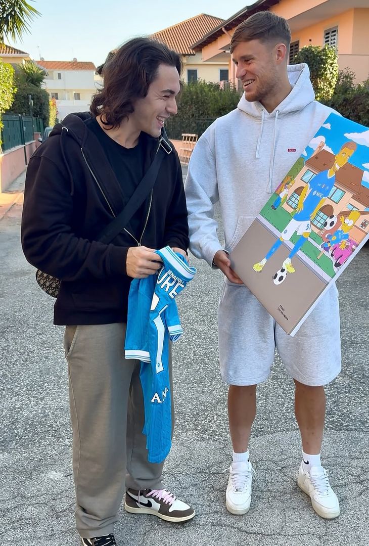 Consegna speciale per Gutierrez e Beukema: i due azzurri versione Simpson – LE FOTO - immagine 9