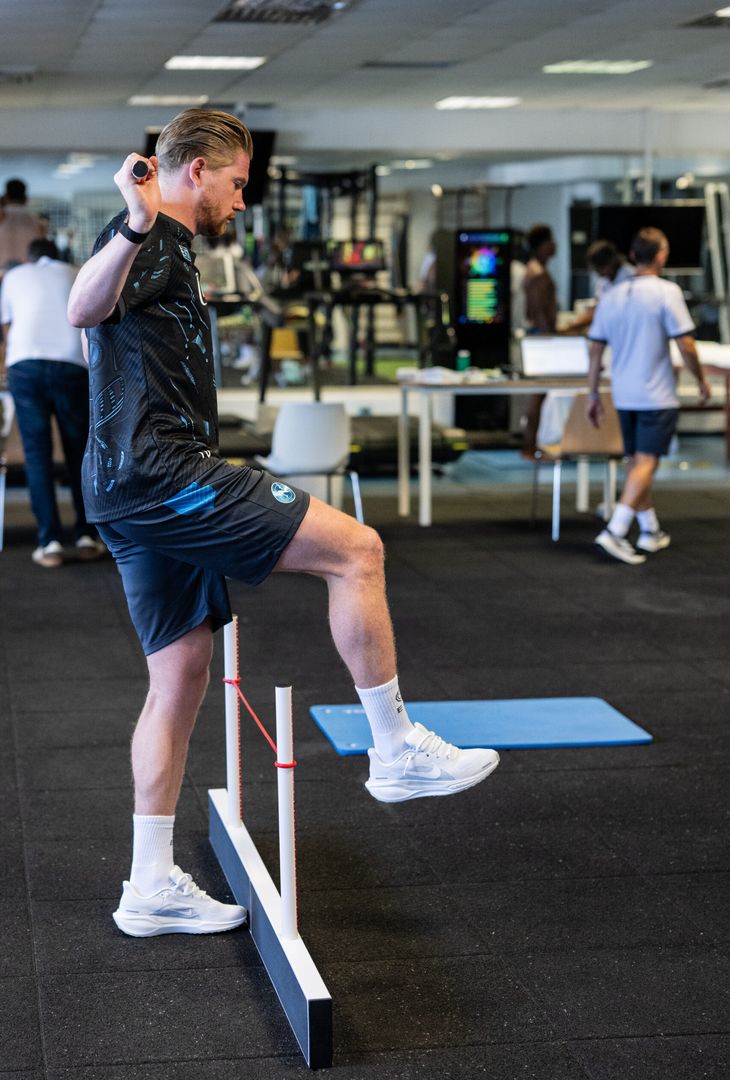 Dopo aver trascorso ieri la prima giornata napoletana, quest'oggi De Bruyne si è presentato a Castel Volturno per iniziare la nuova avventura col Napoli.