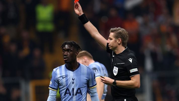 ISTANBUL, TURKEY - NOVEMBER 07: Referee Lawrence Visser shows a red card to Will Lankshear of Tottenham Hotspur (not pictured) following a second yellow card during the UEFA Europa League 2024/25 League Phase MD4 match between Galatasaray A.S. and Tottenham Hotspur at Ali Sami Yen Spor Kompleksi on November 07, 2024 in Istanbul, Turkey. (Photo by Ahmad Mora/Getty Images) Conosciamo Visser, arbitro di Mainz-Fiorentina. Occhio ai cartellini - immagine 1