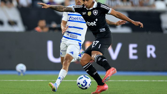 RIO DE JANEIRO, BRAZIL - AUGUST 03: Christan of Cruzeiro competes for the ball with David Ricardo of Botafogo during the match between Botafogo and Cruzeiro as part of Brasileirao 2025 at Estadio Olímpico Nilton Santos on August 03, 2025 in Rio de Janeiro, Brazil. (Photo by Buda Mendes/Getty Images) L’osservatore Palma: “Bologna su David Ricardo, somiglia a Kiwior” - immagine 1