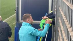 Lazio, Immobile firma gli autografi ai tifosi a Formello – VIDEO