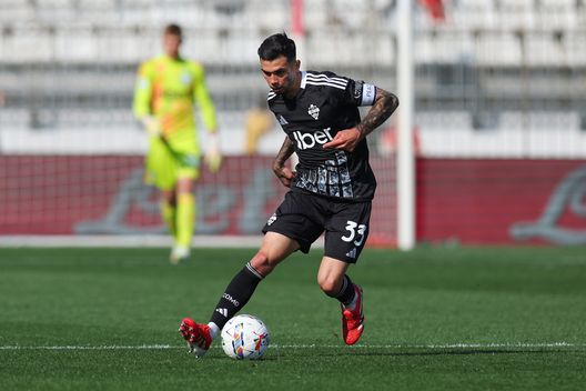 Lucas Da Cunha in Monza-Como, con la fascia di capitano al braccio. (Foto di Francesco Scaccianoce/Getty Images) Como, top e flop della Serie A 2024/2025: quanti giovani per i lariani!- immagine 4