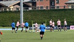 VIDEO Ritiro Palermo, esercitazioni con il pallone per i rosa: Ceccaroni in gruppo