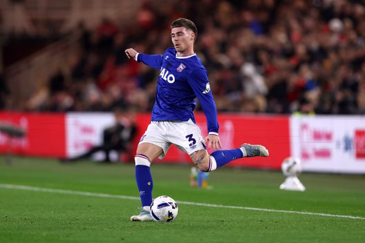 MIDDLESBROUGH, INGHILTERRA – 17 OTTOBRE: Leif Davis dell’Ipswich Town passa il pallone durante la partita di Sky Bet Championship tra Middlesbrough e Ipswich Town al Riverside Stadium il 17 ottobre 2025 a Middlesbrough, Inghilterra. (Foto di George Wood/Getty Images) Streaming Ipswich-Watford: Diretta TV, live gratis e probabili formazioni- immagine 3
