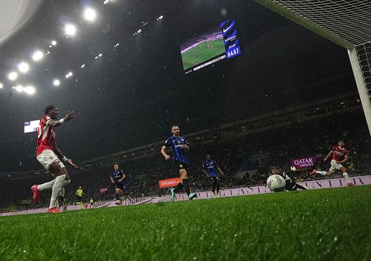 MILAN, ITALY - APRIL 23: Tijjani Reijnders of AC Milan scores the third goal during the coppa Italia Semi Final match between FC Internazionale and AC Milan at Stadio Giuseppe Meazza on April 23, 2025 in Milan, Italy. (Photo by Claudio Villa/AC Milan via Getty Images) La carica coinvolgente di Tijjani Reijnders: “Milano è rossonera”- immagine 4