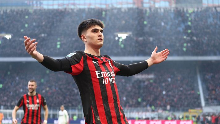 MILAN, ITALY - DECEMBER 14: Davide Bartesaghi of AC Milan celebrates scoring his team's second goal during the Serie A match between AC Milan and US Sassuolo Calcio at Giuseppe Meazza Stadium on December 14, 2025 in Milan, Italy. (Photo by Marco Luzzani/Getty Images) Milan, Bartesaghi: “Gara fondamentale col Napoli, ma ogni avversario è alla portata” - immagine 1