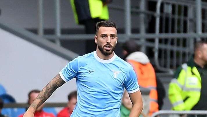 BURNLEY, ENGLAND - AUGUST 09: Mario Gila of SS Lazio in action during the pre-season friendly match between Burnley and SS Lazio at Turf Moor on August 09, 2025 in Burnley, England. (Photo by Marco Rosi - SS Lazio/Getty Images) Ecco cinque difensori per la 3a giornata al fanta e non solo: buone idee anche per asta e scambi - immagine 1