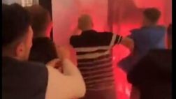 Ultras del PSG assaltano tifosi del Newcastle dentro a un pub | VIDEO