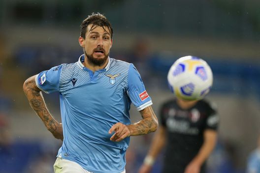 ROME, ITALY - OCTOBER 24: Francesco Acerbi of SS Lazio in action during the Serie A match between SS Lazio and Bologna FC at Stadio Olimpico on October 24, 2020 in Rome, Italy. (Photo by Paolo Bruno/Getty Images) La probabile formazione della Lazio: spazio per Vavro e Muriqi, ipotesi 4-3-1-2- immagine 2